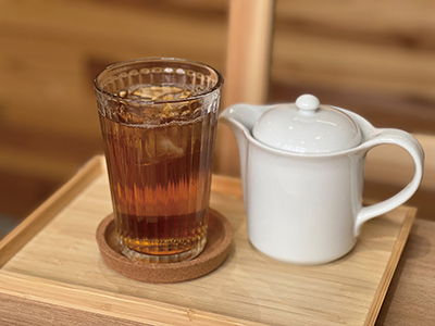 伊東・ちっ茶カフェメニューほうじ茶（アイス）